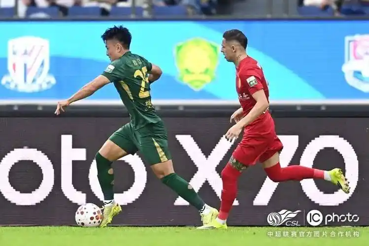 欧冠对决：拜仁慕尼黑 VS 里昂